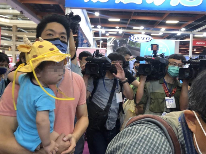 蔣萬安帶著二寶逛婦幼展，吸引民眾目光。（楊亞璇攝）