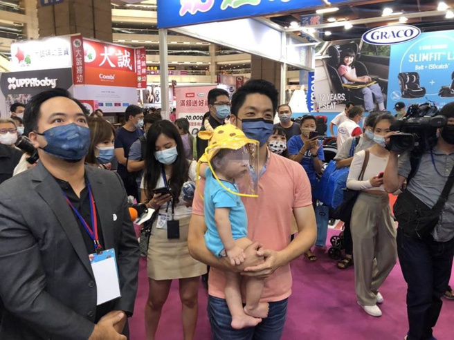 蔣萬安帶著二寶逛婦幼展，吸引民眾目光。（楊亞璇攝）