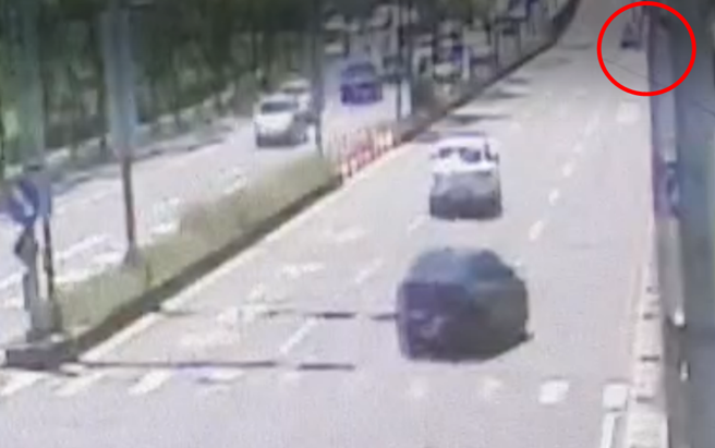 林志颖撞车瞬间影片曝光，轿车一路往右偏撞分隔岛号志。(民眾提供)