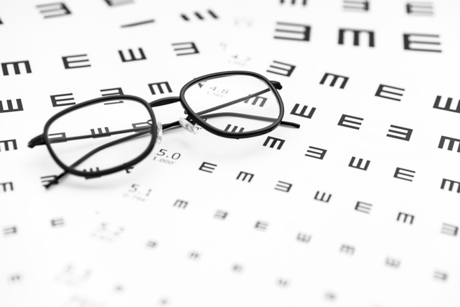 孩子线上上课导致近视人数暴增，爸妈好头痛！哪一种控制近视的效果最佳？(示意图／shutterstock)