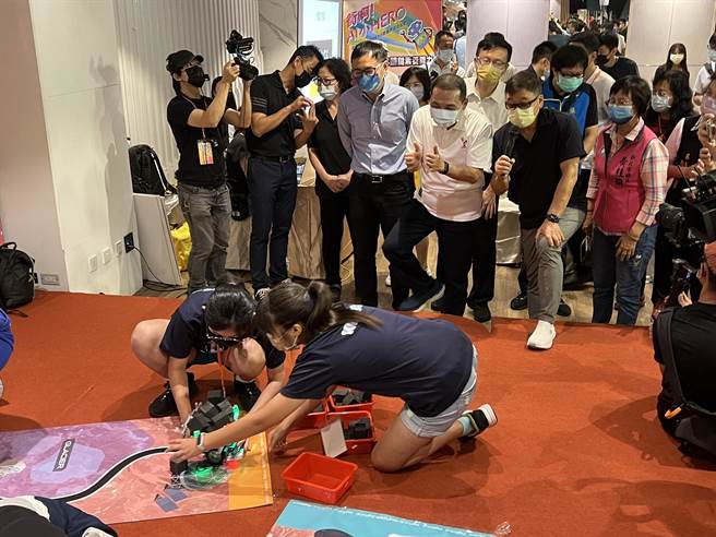 侯友宜一旁為選手加油。（王揚傑攝）