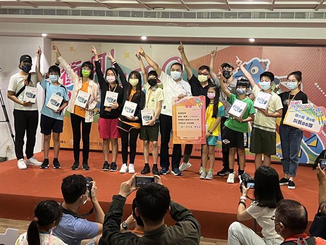 侯友宜頒獎給優勝隊伍。（王揚傑攝）