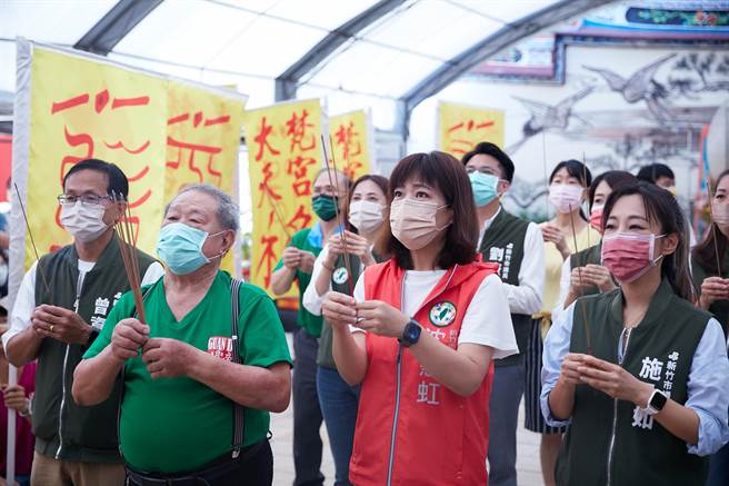 适逢关圣帝君1863周年圣诞千秋，民进党新竹市长参选人沈慧虹22日上午前往关帝庙与东寧宫参拜。（沈慧虹团队提供／王惠慧新竹传真）