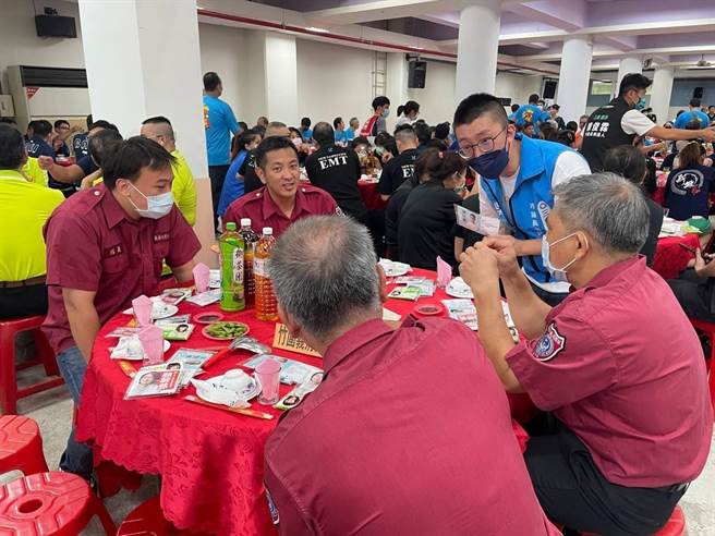 新北市消防局昨晚举办平安餐会，国民党议员参选人吴训孝也出席。（吴训孝竞选办公室提供）