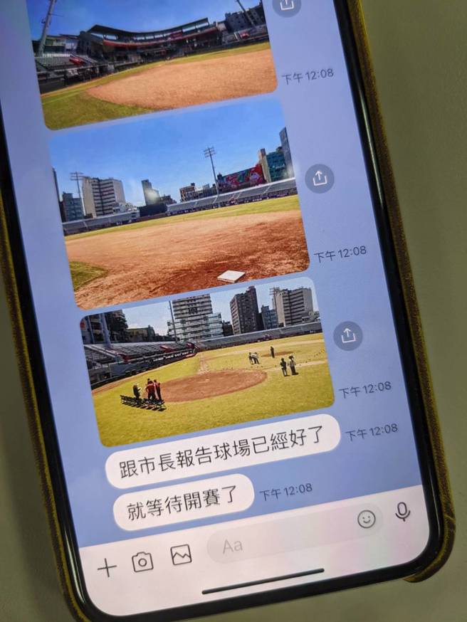 民进党桃园市长参选人林智坚，在跑行程途中，收到新竹市政府前同事传来的讯息。（图／取自林智坚脸书）