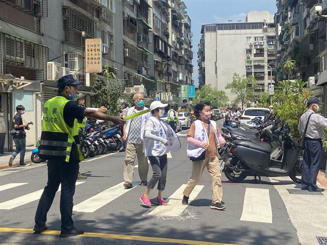 台北市信义区广居里于22日下午进行防空避难预演，副市长黄珊珊现场视察。（陈薏云摄）