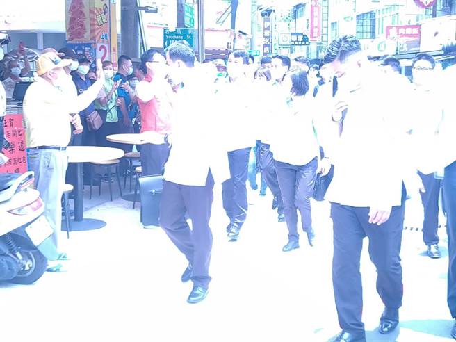 蔡英文總統到楠梓區建佑藥局訪視送藥到府專案及慰勉基層藥事人員，受到現場民眾熱烈歡迎。（林雅惠攝）