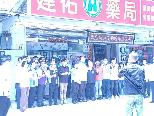 蔡英文總統在聽完簡報說明後，親自去巡視藥局內的送藥到府專案的作業流程，並慰勉基層藥事人員，與工作人員合影留念。（林雅惠攝）