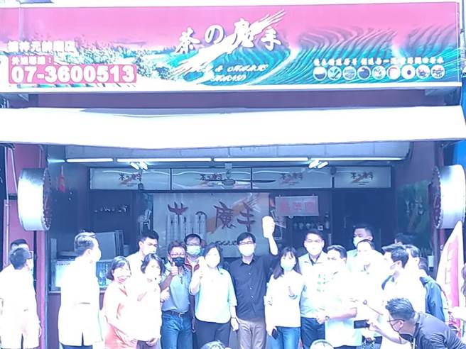 蔡英文總統訪視建佑藥局後，步行至茶之魔手飲料店短暫停留並與民眾合照留念。（林雅惠攝）