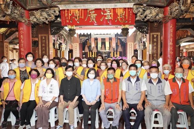 蔡英文總統22日南下高雄，在市長陳其邁陪同下前往楠梓區右昌元帥府參香並揭匾，無黨籍議員陳善慧、朱信強、李順進正式表態力挺陳其邁連任市長。（無黨籍黨團提供／洪浩軒高雄傳真）