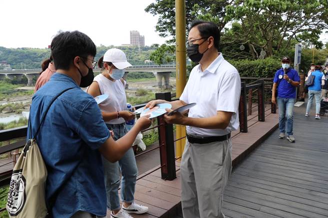 国民党桃园市长参选人张善政（右）赴大溪普济堂参拜向关圣帝君祝寿，张表示整合状况会愈来愈好，要大家放心。（蔡明亘摄）