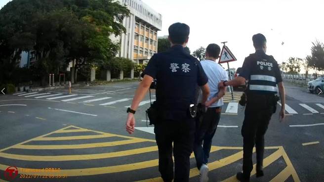 24岁任姓男子因犯下诈欺与过失伤害案件，遭判刑后未到案执行分遭桥头和台中地检署通缉中，今天清晨在台中西屯逢大路遇警盘查，却拒检飞车逃窜，最后仍被警方团团包围压制，移送归案。（警方提供／谢琼云台中传真）