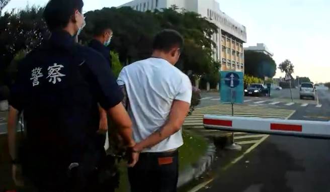 24岁任姓男子因犯下诈欺与过失伤害案件，遭判刑后未到案执行分遭桥头和台中地检署通缉中，今天清晨在台中西屯逢大路遇警盘查，却拒检飞车逃窜，最后仍被警方团团包围压制，移送归案。（警方提供／谢琼云台中传真）