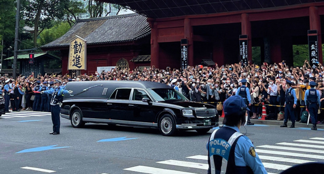 日本內閣會議今天決定9月27日舉行悼念前首相安倍晉三的國喪，將接受海外人士參加。(圖／中央社)