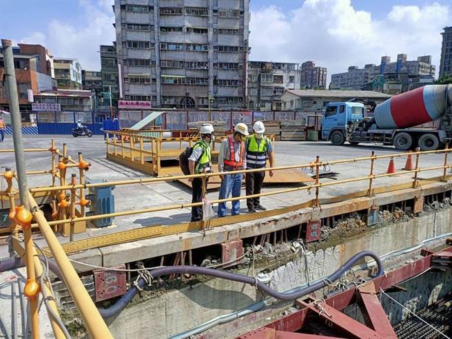 劳动检查处主任秘书康水顺表示，今年重大职灾有8件，都跟营造业坠落有关，后续劳检重点会摆在营造业工地防治上。（劳动局提供／张芷瑜台北传真）