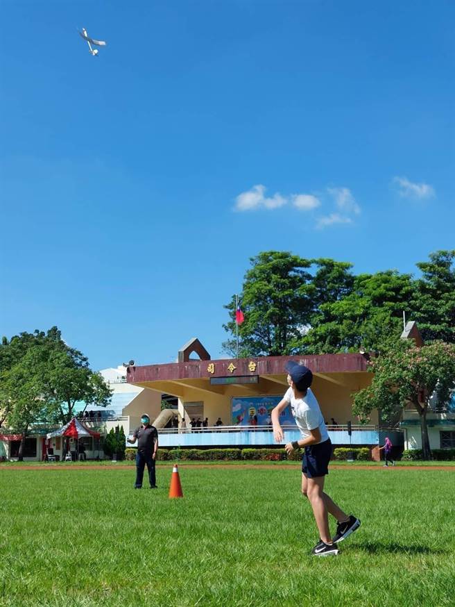 台中市教育局21日举行手掷机飞行竞赛，全市约300名学生同场竞技。（台中市教育局提供）