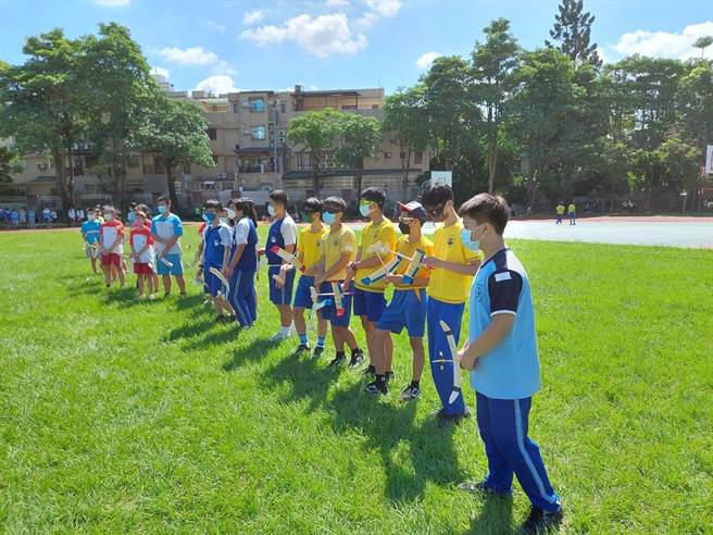 台中市教育局21日举行手掷机飞行竞赛，全市约300名学生同场竞技。（台中市教育局提供）