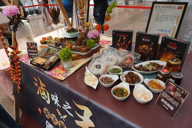 台北市市場處22日在在北市府1樓召開記者會，宣布天下第一攤金賞獎得主名單，共15攤獲獎，其中有3攤獲得「滷味之王」金賞獎、1攤為人氣獎。
（圖/ 中央社）