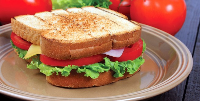 女网友在猪排蛋吐司里面发现「特殊加料」，让她看了觉得满头问号。（示意图／shutterstock）