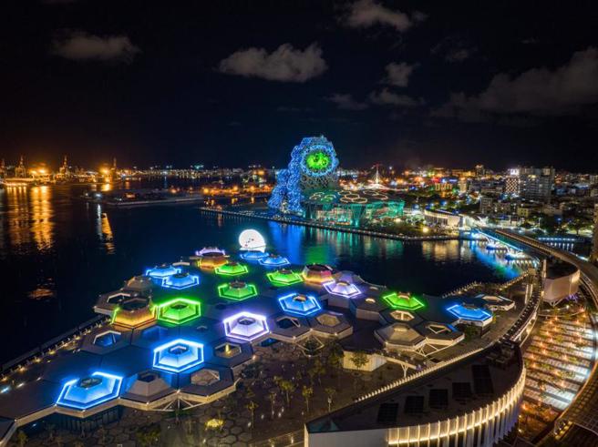 迎接文博会，高雄市政府利用爱河智慧灯光系统，在高雄流行音乐中心建筑上映出由知名设计师顏伯骏操刀的文博会「群岛共振」主视觉，用动态影像闪耀爱河、展现绚丽光景。（图/ 中央社）