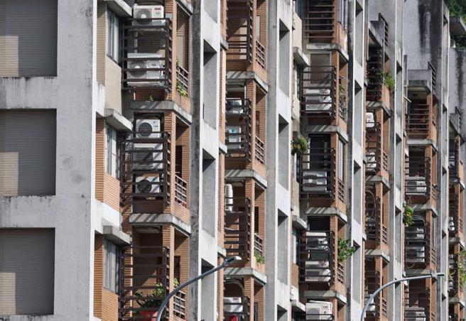 根據台電官網，22日截至下午1時30分左右，用電量高達4058.2萬瓩，高出台電預估最高用電量4030萬瓩，不僅再創用電新高紀錄，更差點超越本日最大供電能力4463.1萬瓩。圖為台北市士林區住宅大樓家戶外牆上設置的冷氣室外機。（圖/ 中央社）