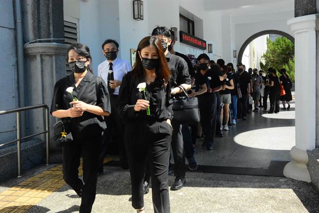 太鲁阁号意外罹难者家属持洋桔梗花，象徵带着罹难者进入法庭。（王志伟摄）