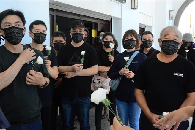 太鲁阁号列车事故案今花莲地院一审开庭，罹难者家属穿黑衣、手持桔梗花，带着对逝去家人的思念出庭，寻求司法公义。（王志伟摄）