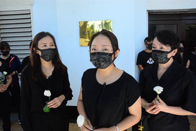 罹难家属代表（中）与委任律师陈孟秀（左）、罹难家属团体「太鲁阁的眼泪」发言人王薇君（右）陪同出庭。（王志伟摄）