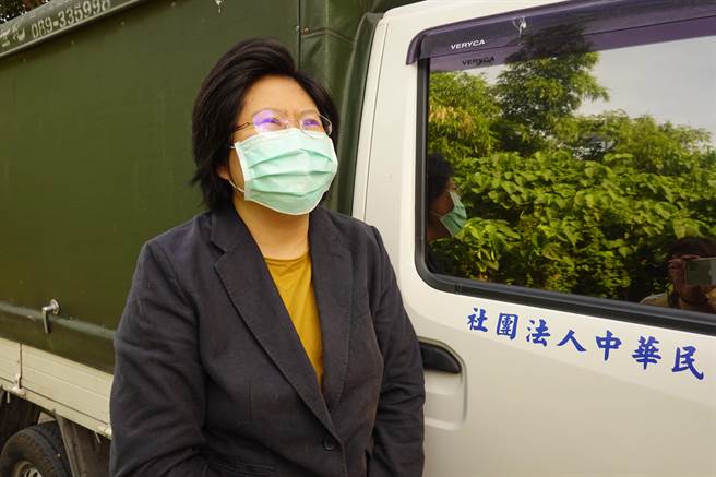 李贞仪一踏入园区，200多只狗儿兴奋地簇拥而上。（蔡旻妤摄）