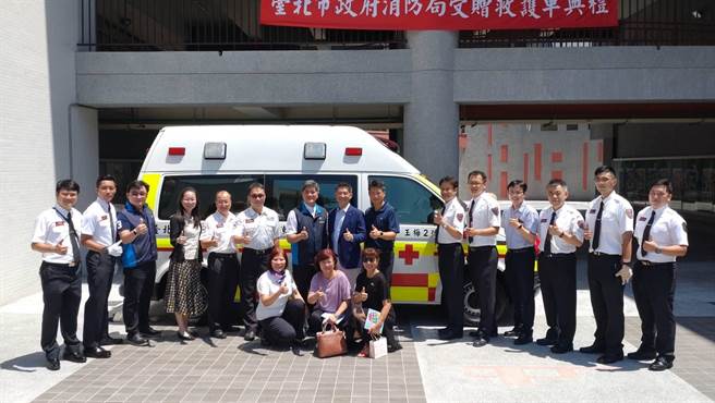财团法人台北市陈玉梅纪念慈善基金会，22日捐赠一辆高顶救护车给北市府，由消防局长吴俊鸿代表接受捐赠。(翻摄照片／林郁平台北传真）
