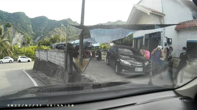 19岁蒋姓男子戏水时疑似中暑，花莲凤林警方与消防人员合力救援就医。（警方提供）