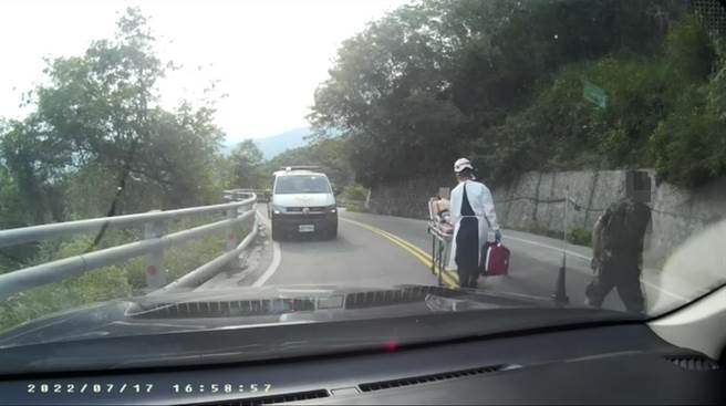 19岁男子戏水时疑似中暑昏迷，凤林警方派巡逻车载运患者一路鸣笛送医，再由救护车接驳。（警方提供）