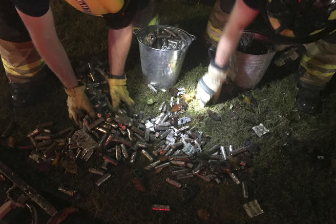 美国特斯拉车祸后，燃烧的电池组引发火灾。（图／美联社）