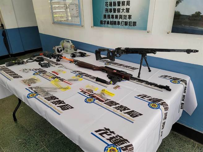 花莲警方在市区一栋大楼顶楼加盖屋，逮通缉犯，起出大批改造枪弹。（警方提供）