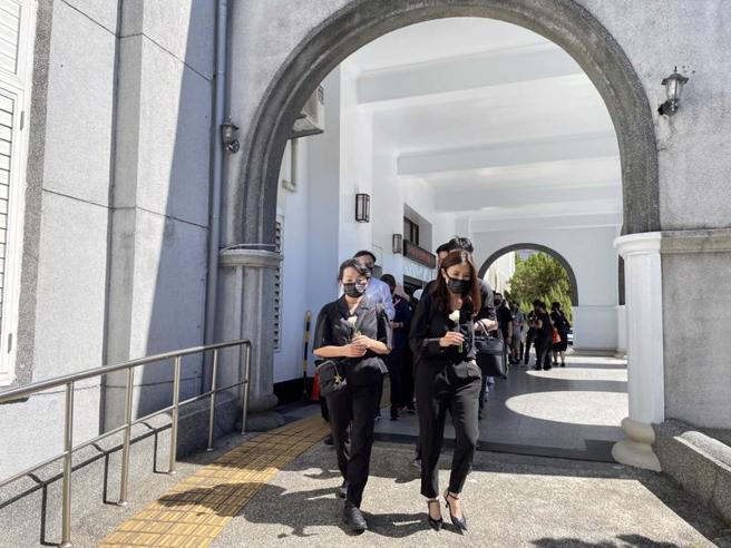 台铁太鲁阁号列车事故案李义祥、华文好涉过失致死等刑事部分22日辩论终结，罹难者家属团体「太鲁阁的眼泪」委任律师陈孟秀（前右）、「太鲁阁的眼泪」发言人王薇君（前左）带领家属进入法庭。（图/ 中央社）