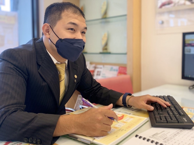 永庆房屋梁育诚经纪人主动提供完整房市行情资讯，不但帮助屋主圆满售屋，还挽回150万元差价。(图/永庆房屋提供)