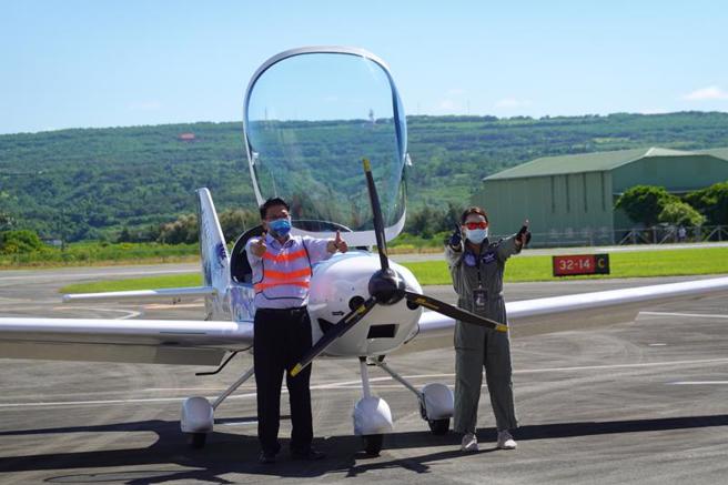 屏東縣政府舉辦的「2022屏東空中嘉年華」系列活動22日登場，縣長潘孟安（左）出席開幕式，搭乘超輕航機滑行進場。
（圖/ 中央社）