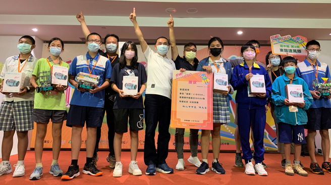 新北市長侯友宜與參加者一同合影。(照片/新北教育局提供)