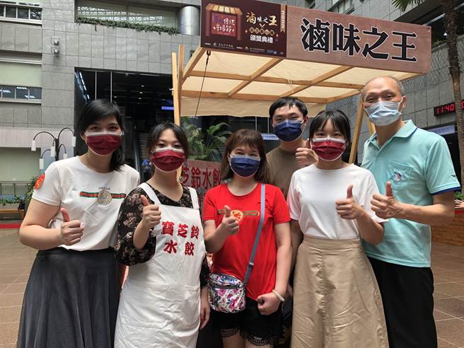 宝式企业第三代转型为熟食店宝芝铃水饺，一家6口开心出席颁奖典礼。（张芷瑜摄）