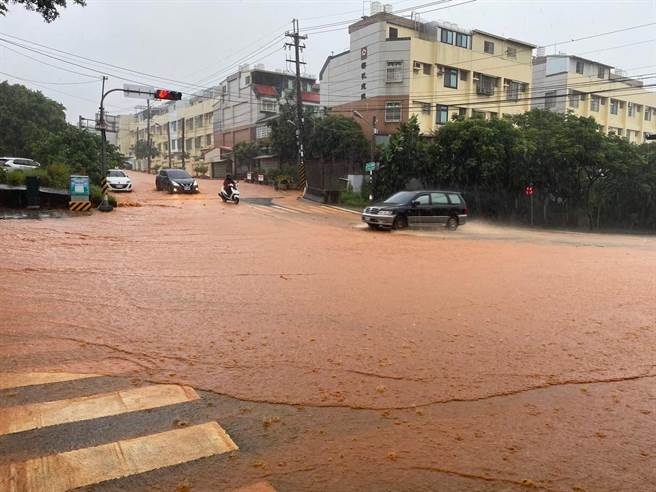 大肚山坡地排水不良，遇雨红土就被冲刷，造成下方道路淹水。（杨琼璎服务处提供／陈淑娥台中传真）