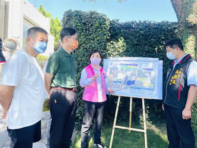 大肚山坡地排水不良，遇雨红土就被冲刷至道路造成淹水，立委杨琼璎22日前往会勘。（陈淑娥摄）