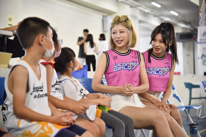 电豹女惊喜现身拥豹梦想夏令营。(桃园云豹提供)