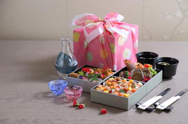 （台北老爺酒店情人節住房專案，有情人可在客房內享用「漆風重箱」。圖／台北老爺酒店）