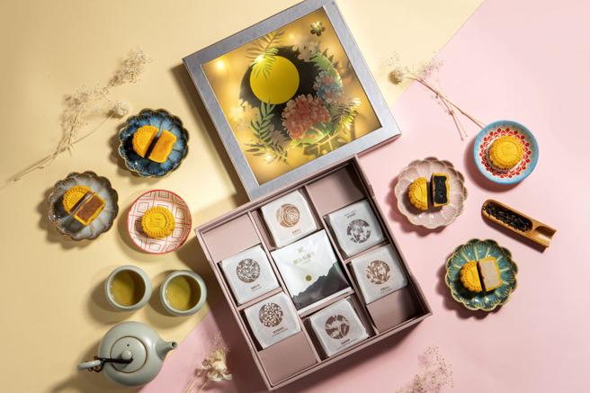 「圆山70秘境花园中秋月光宝盒」将礼盒化身浪漫的夜灯，内含6款桃山月饼及乌龙茶包6入，每盒1680元。（圆山大饭店提供）
