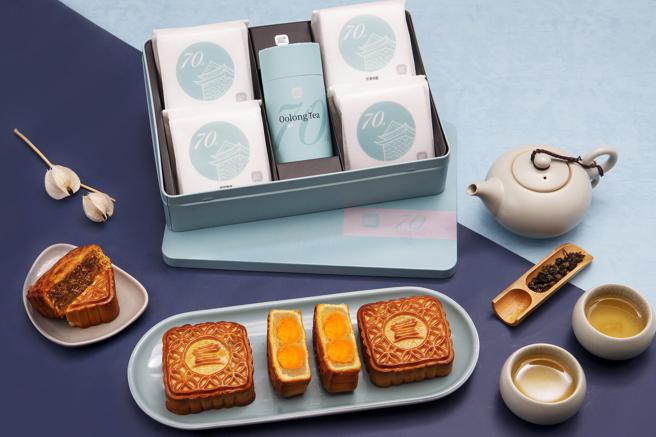 「圆山70跨世纪风华中秋音乐宝盒」包含4款经典冠军广式月饼，也附赠圆山乌龙茶包6入装，每盒1380元。（圆山大饭店提供）