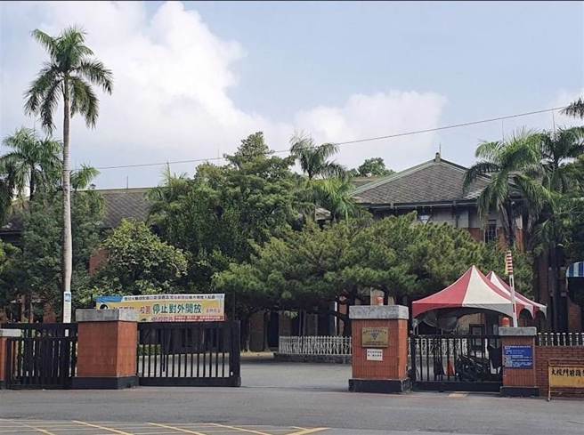 高雄中学惊传坠楼意外，一名高三学生于二楼跌落一楼，救护人员到达现场，检查学生意识清醒，并送往大同医院做检查。（取自google map／杨舒婷高雄传真）