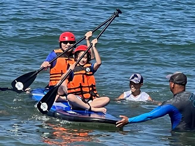 侯友宜下水体验SUP运动。（王扬杰摄）