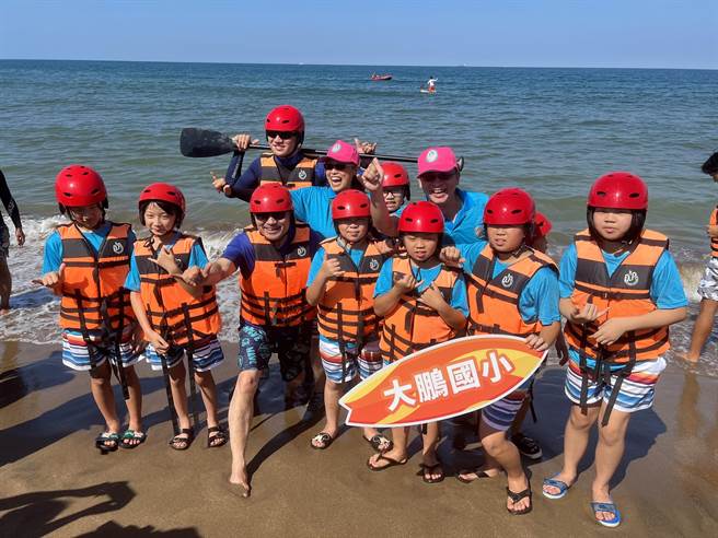 侯友宜与学童一同体验SUP运动，推广北海岸运动观光。（王扬杰摄）