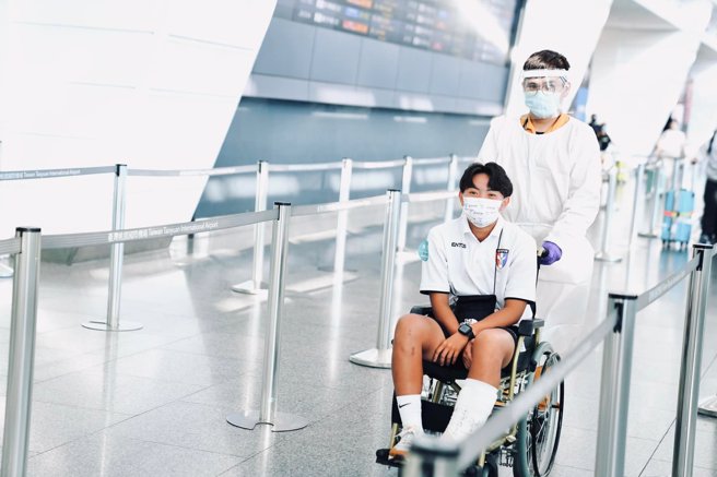 中華女足藍昱絜因左腳踝骨折，先一步搭機回台治療，於22日下午返抵國門。（中華足協提供）