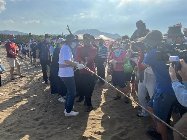 侯友宜与民眾一起体验传统牵罟捕鱼技法。（王扬杰摄）